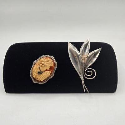 LOT 94J: Vintage Cameo and Caro Craft Silver BroochBr
