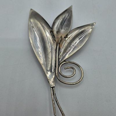 LOT 94J: Vintage Cameo and Caro Craft Silver BroochBr