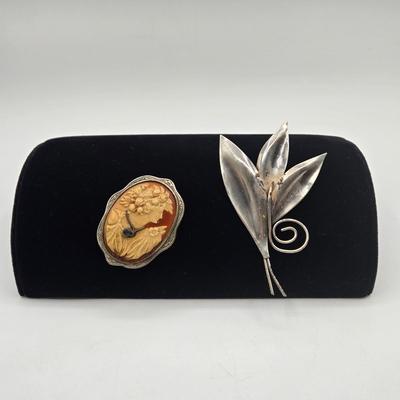 LOT 94J: Vintage Cameo and Caro Craft Silver BroochBr