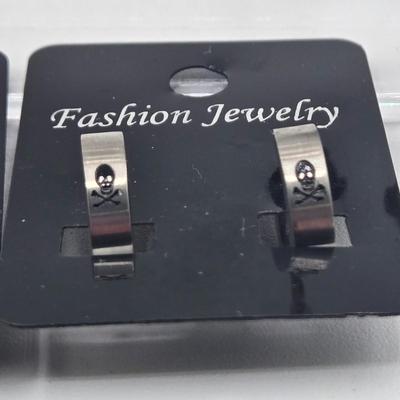 LOT 100J: Multiple Pairs of Pierced and Clip Earrings