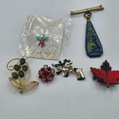 LOT 101J: Convertible Necklace and Multiple Pins