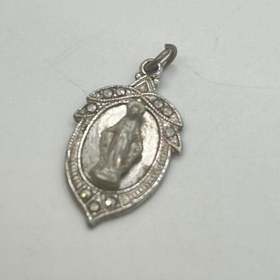 LOT 128: Sterling Silver Religious Pendants and Necklaces - 29.8 gtw