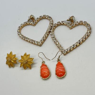 LOT 137: Vintage Costume Jewelry in Decorative Box