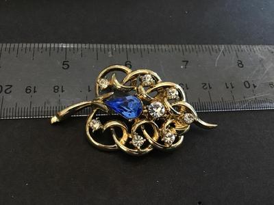 Beautiful Vintage Sparkling Brooch