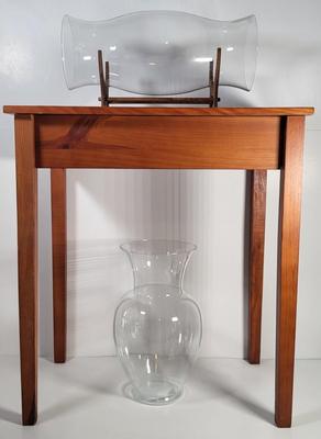 LOT 163G: Small Display End Table with Vase and Glass Display on Rack