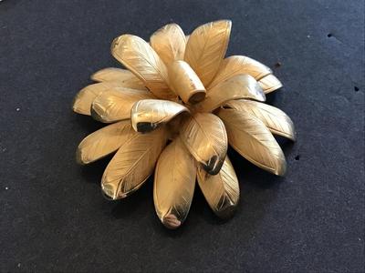 Beautiful Vintage Gold Tone Brooch