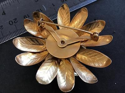 Beautiful Vintage Gold Tone Brooch