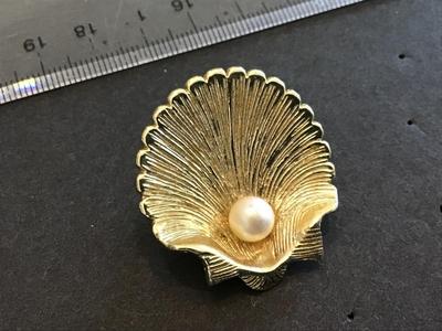 Vintage Clam Shell Pearl Brooch