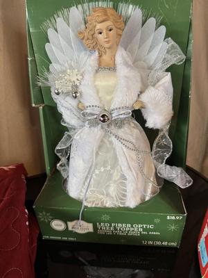 CHRISTMAS LINENS AND DECOR