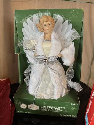 CHRISTMAS LINENS AND DECOR