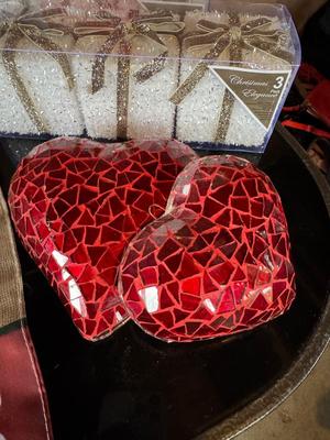 CHRISTMAS LINENS AND DECOR