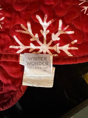 CHRISTMAS LINENS AND DECOR