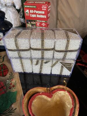 CHRISTMAS LINENS AND DECOR