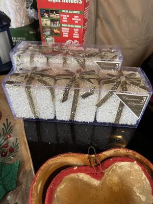 CHRISTMAS LINENS AND DECOR