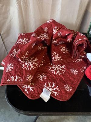 CHRISTMAS LINENS AND DECOR