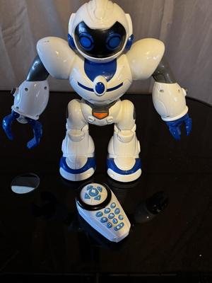 VIVITAR ROBO WITH REMOTE AND BARNES & NOBLE KINDLE