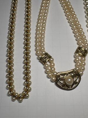 Pearl necklaces & bracelet