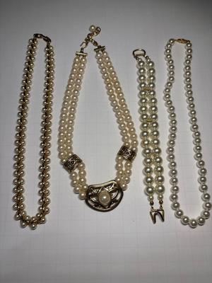 Pearl necklaces & bracelet