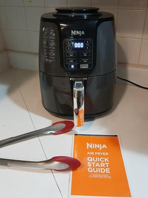 Ninja air fryermachine with tongs