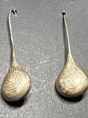 Two sterling pairs earrings
