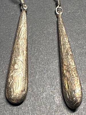 Two sterling pairs earrings