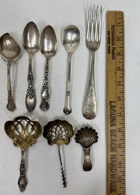 Sale Photo Thumbnail #175: One spoon is bent and chewed up on edges, but the rest are in good condition. Total weight: 185g