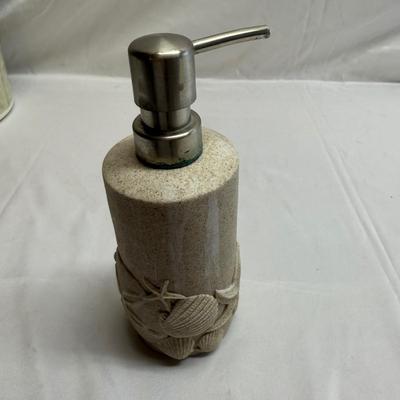 Shell Bathroom Decor incl. Art by Lois Carlisle (B2-BM)