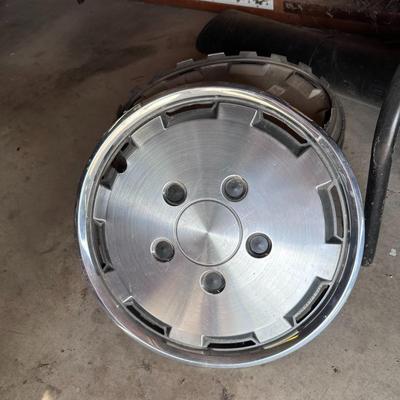 4 or more hubcaps