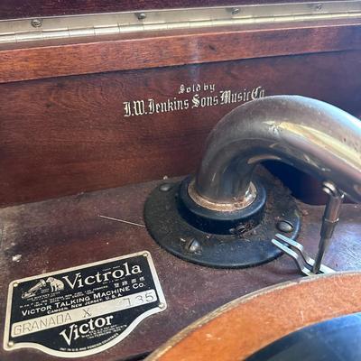 1926 Antique Victor Victrola Talking Machine - IT WORKS!!!