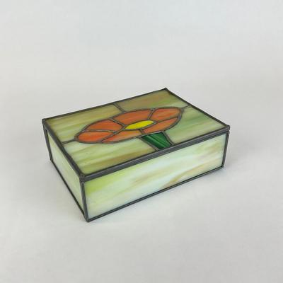 Sale Photo Thumbnail #968: Flower Motif design on top
Measures: 7" wide x 5.25" deep x 2.25" high