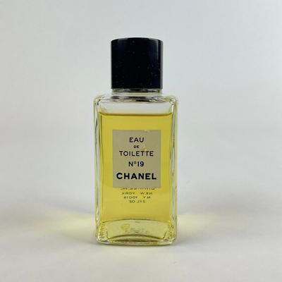 Sale Photo Thumbnail #1042: Features a blend of Floral & Green Notes
2 fl oz