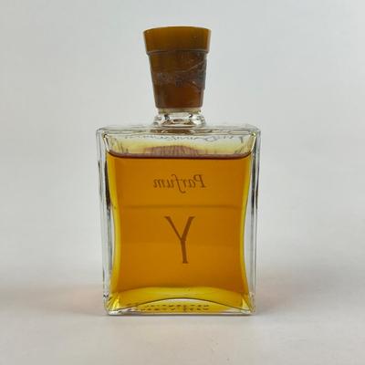 Sale Photo Thumbnail #1045: Lid has some damage
Notes of fresh geranium, invigorating pine, sensual patchouli, rich fir balsam
1 fl oz