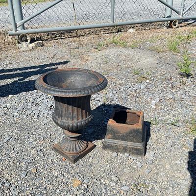 Sale Photo Thumbnail #1298: Bottom Base is not attached, has rust
Measures: 19.5" high x 11" diameter