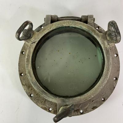Sale Photo Thumbnail #1417: Features Hinges and a locking mechanism, thick round glass. Measures: 12.5" diameter x 3.75" high