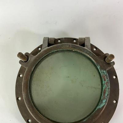 Sale Photo Thumbnail #1419: Hinge missing rod, screw-locking mechanism. Measures: 12.5" diameter x 3.75" high