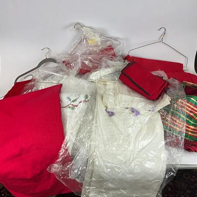 Sale Photo Thumbnail #1457: Christmas tree skirt, sheets, napkins, table cloths