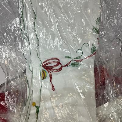Sale Photo Thumbnail #1455: Christmas tree skirt, sheets, napkins, table cloths