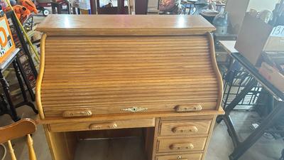 SUPER NICE SMALLER ROLL TOP DESK IN EXCELLENT CONDITION