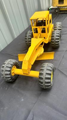 TONKA ROAD GRADER AND TONKA TOW TRUCK