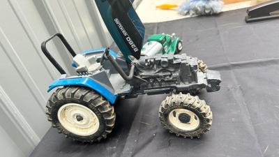 ERTL NEW HOLLAND 8360 TRACTOR AND DIE CAST CONOCO TRUCK BANK