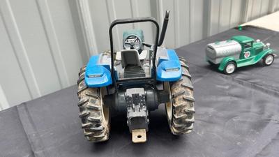 ERTL NEW HOLLAND 8360 TRACTOR AND DIE CAST CONOCO TRUCK BANK