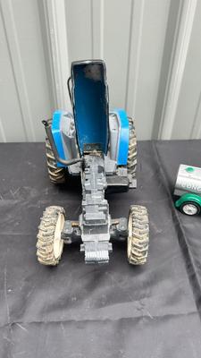ERTL NEW HOLLAND 8360 TRACTOR AND DIE CAST CONOCO TRUCK BANK