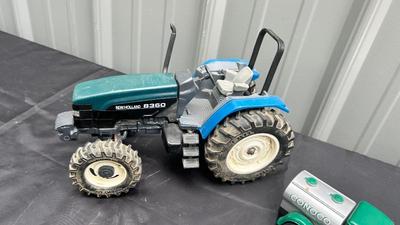 ERTL NEW HOLLAND 8360 TRACTOR AND DIE CAST CONOCO TRUCK BANK