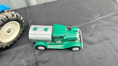 ERTL NEW HOLLAND 8360 TRACTOR AND DIE CAST CONOCO TRUCK BANK