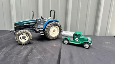 ERTL NEW HOLLAND 8360 TRACTOR AND DIE CAST CONOCO TRUCK BANK