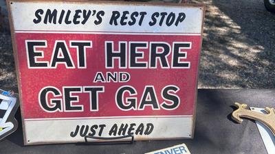 MR. HORSEPOWER LED LIGHT, VINTAGE ROAD MAPS AND SMILEY‘S REST STOP SIGN