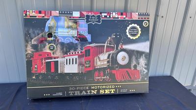 30 PIECE MOTORIZED TRAIN SET