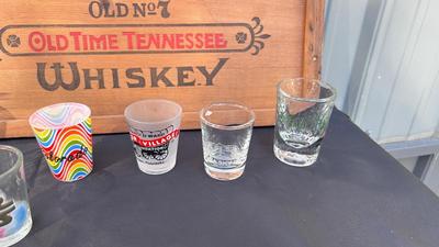 BEEF EATER GIN MIRROR, JACK DANIEL‘S CRATE LID AND SHOT GLASSES