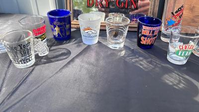BEEF EATER GIN MIRROR, JACK DANIEL‘S CRATE LID AND SHOT GLASSES