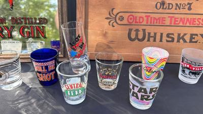 BEEF EATER GIN MIRROR, JACK DANIEL‘S CRATE LID AND SHOT GLASSES